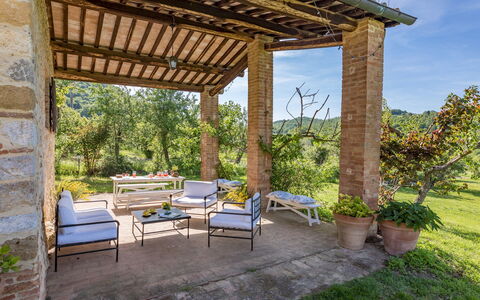 Podere Pratovecchio 14+2: Møbel, Udendørs Møbler, Have, Stol, Udendørs Struktur, Backyard, Skygge, Landscaping, Veranda, Gårdhave