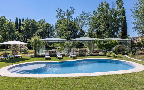 Villa Mimmina 8: Svømmepøl, Udendørs Møbler, Udvej, Have, Skygge, Landscaping, Eco Hotel, Backyard, Paraply, Fritid