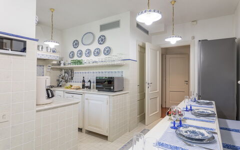 Villa Mimmina 8: Indretning, Gulvbelægning, Loft, Etage, Møbel, Cabinetry, Køkken, Belysning, Værelse, Countertop