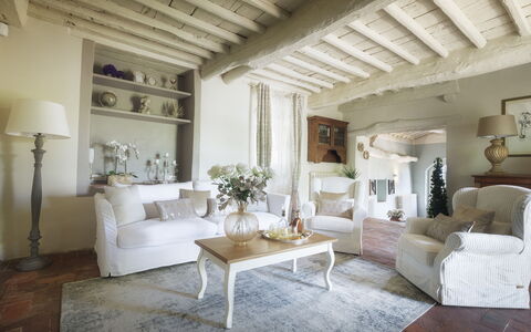 Villa Marraccini 8: Møbel, Indretning, Couch, Væg, Stue, Værelse, Hjem, Gulvbelægning, Loft, Throw Pillow