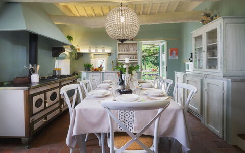 Villa Marraccini 8: Møbel, Indretning, Bord, Køkken, Stol, Loft, Belysning, Køkken & Spisebord, Bordservice, Hjem