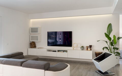 Villa Pietro 10: Møbel, Indretning, Væg, Gulvbelægning, Træ, Television, Loft, Stue, Etage, Værelse