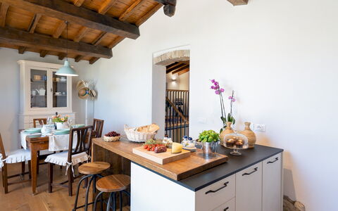 Country House Lo Spigo 4: Møbel, Indretning, Gulvbelægning, Køkken, Træ, Countertop, Bord, Loft, Køkken & Spisebord, Stol