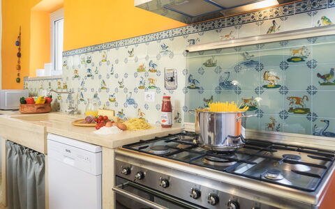 Villa le Logge 12: Køkken, Indretning, Countertop, Komfur, Flise, Cabinetry, Komfur, Større Bandage, Køkken Apparat, Gaskomfur