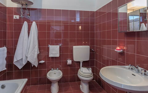 Villa le Logge 12: Badeværelse, Sanitærarmatur, Indretning, Gulvbelægning, Håndvask, Badeværelsesvask, Etage, Tap, Toiletbræt, Toilet