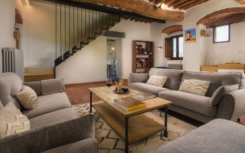La Vecchia Pieve 8: Møbel, Indretning, Væg, Couch, Gulvbelægning, Værelse, Træ, Etage, Loft, Stue