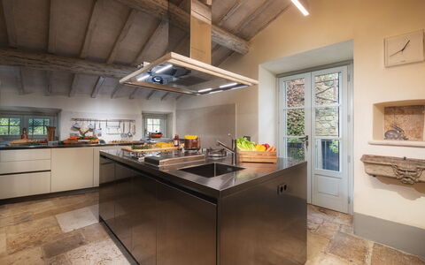 Villa Metelliano 10: Køkken, Indretning, Countertop, Gulvbelægning, Møbel, Køkken Apparat, Træ, Loft, Cabinetry, Etage