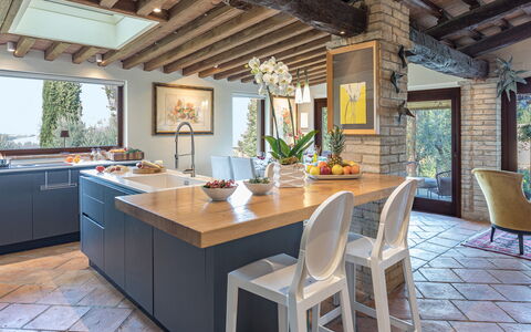Casale Santa Lucia 8+2: Møbel, Indretning, Gulvbelægning, Stol, Køkken, Bord, Træ, Countertop, Køkken & Spisebord, Loft