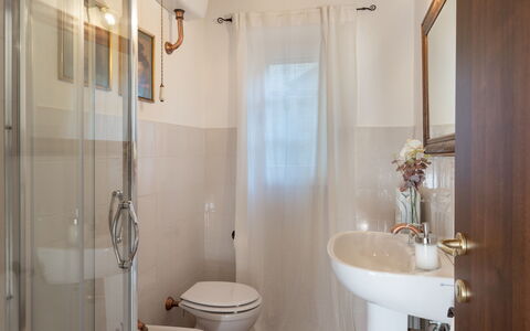 Casa la Fenice 8+2: Gulvbelægning, Etage, Indretning, Sanitærarmatur, Toilet, Belysning, Badeværelse, Værelse, Dør, Toiletbræt