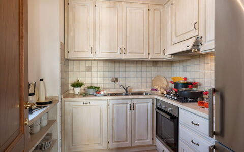 La Buganvilla 14: Køkken, Køkken Apparat, Countertop, Cabinetry, Større Bandage, Træ, Indretning, Møbel, Skab, Værelse