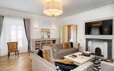 Villa Irma 10: Møbel, Indretning, Gulvbelægning, Etage, Couch, Væg, Stue, Træ, Loft, Værelse