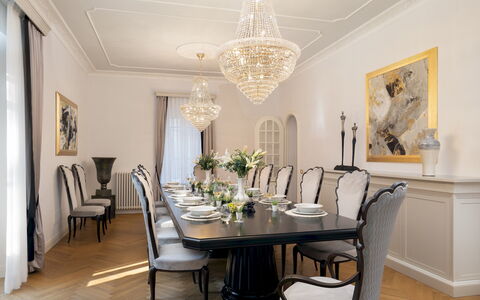 Villa Irma 10: Møbel, Indretning, Spisestue, Stol, Bord, Lysarmatur, Lysekrone, Gulvbelægning, Træ, Loft