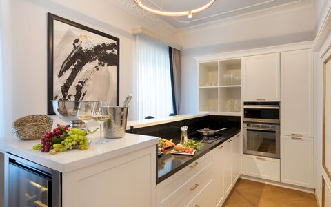 Villa Irma 10: Køkken, Countertop, Cabinetry, Køkken Apparat, Indretning, Møbel, Gulvbelægning, Større Bandage, Træ, Loft