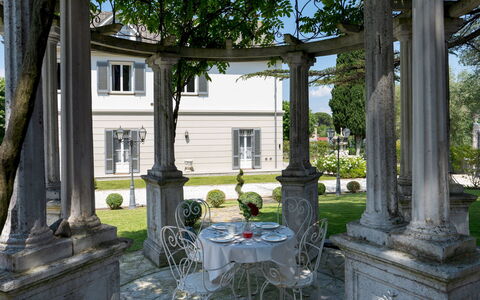 Villa Irma 10: Kolonne, Veranda, Estate, Molding, Have, Blomsterkrukke, Skygge, Mansion, Gård, Landscaping