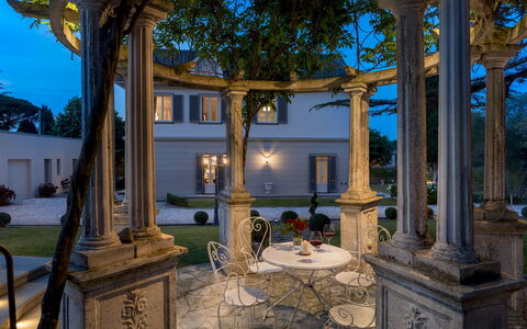 Villa Irma 10: Belysning, Kolonne, Molding, Estate, Mansion, Have, Lysarmatur, Blomsterkrukke, Landscaping, Stueplante