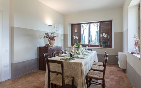 Villa Anna Elisa 8: Møbel, Indretning, Gulvbelægning, Spisestue, Køkken & Spisebord, Loft, Bord, Etage, Belysning, Værelse