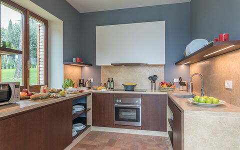 Villa Anna Elisa 8: Køkken, Køkken Apparat, Countertop, Møbel, Indretning, Cabinetry, Større Bandage, Træ, Gulvbelægning, Husholdningsapparat
