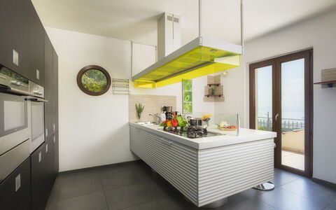 Villa Maggiorana 10: Køkken, Countertop, Indretning, Køkken Apparat, Gulvbelægning, Møbel, Større Bandage, Loft, Cabinetry, Hjem