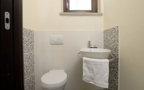Villa Maggiorana 10: Badeværelse, Sanitærarmatur, Gulvbelægning, Toiletbræt, Etage, Toilet, Indretning, Badeværelsesvask, Vvs, Håndvask