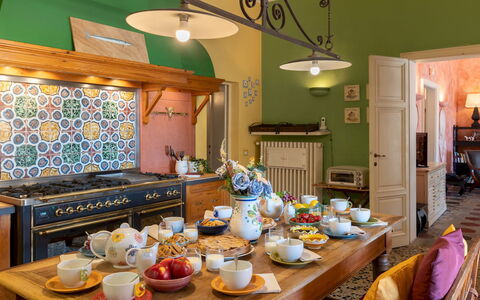 Villa Corallina 12: Indretning, Møbel, Køkken, Gulvbelægning, Bordservice, Værelse, Belysning, Bord, Loft, Stol