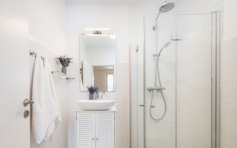 Villa Laconella 8+4: Badeværelse, Indretning, Sanitærarmatur, Gulvbelægning, Etage, Toilet, Vvs, Dør, Håndvask, Tap