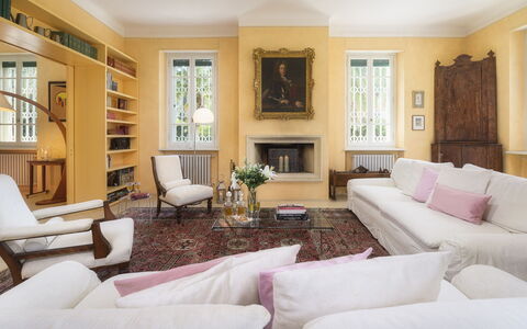 Villa Gaius 8+2: Møbel, Indretning, Gulvbelægning, Etage, Couch, Væg, Træ, Stue, Loft, Værelse