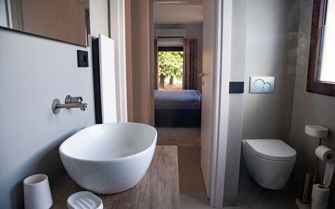 Terra di Siena 14: Badeværelse, Sanitærarmatur, Badeværelsesvask, Indretning, Gulvbelægning, Etage, Træ, Håndvask, Tap, Toilet