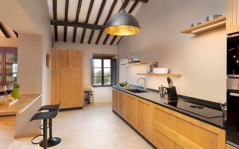 Terra di Siena 14: Køkken, Møbel, Countertop, Indretning, Køkken Apparat, Cabinetry, Træ, Gulvbelægning, Lysarmatur, Loft