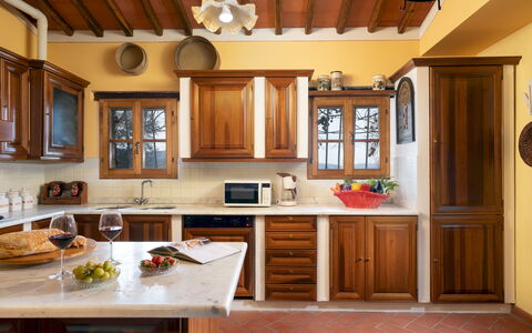 Podere Belvedere 6: Møbel, Køkken, Cabinetry, Countertop, Indretning, Træ, Gulvbelægning, Køkken Apparat, Skab, Hjem