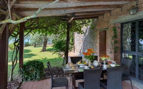 Podere Belvedere 6: Møbel, Bord, Udendørs Møbler, Stol, Udendørs Bord, Køkken & Spisebord, Have, Blomsterkrukke, Skygge