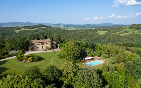 Cosciano 12: Estate, Mansion, Villa, Hacienda, Stuehus, Svømmepøl, Have, Lawn, Landscaping, Statelig Hjem