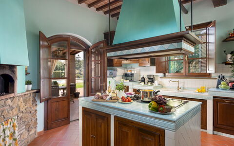 Villa Nikka 6: Køkken, Indretning, Møbel, Countertop, Træ, Gulvbelægning, Cabinetry, Hjem, Loft, Belysning