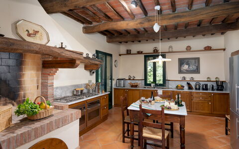 Villa Paesante 8: Møbel, Køkken, Indretning, Gulvbelægning, Træ, Hjem, Countertop, Cabinetry, Bord, Etage