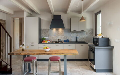 Terrazza sulla Valle 4+2: Møbel, Køkken, Countertop, Indretning, Køkken Apparat, Gulvbelægning, Cabinetry, Væg, Lysarmatur, Træ