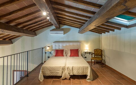 Podere Montioni 6+2: Møbel, Indretning, Loft, Gulvbelægning, Soveværelse, Etage, Værelse, Seng, Belysning, Bed Frame