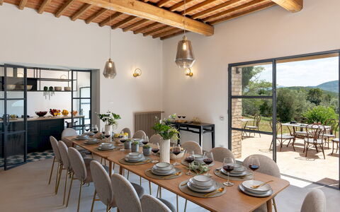 Villa Il Pozzo 14: Møbel, Bord, Køkken & Spisebord, Stol, Indretning, Bordservice, Spisestue, Værelse, Stueplante, Kaffebord