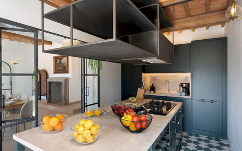 Villa Il Pozzo 14: Møbel, Indretning, Køkken, Gulvbelægning, Træ, Loft, Countertop, Etage, Belysning, Cabinetry