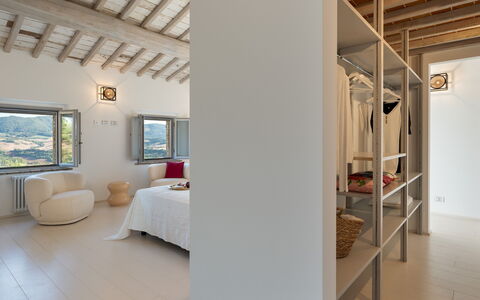 Villa Il Pozzo 14: Møbel, Indretning, Væg, Gulvbelægning, Etage, Loft, Træ, Seng, Soveværelse, Værelse