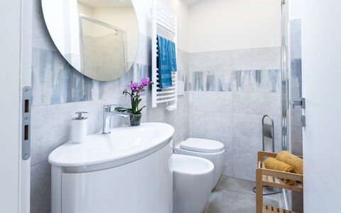 La Villa in Pineta 10: Toiletbræt, Toilet, Indretning, Sanitærarmatur, Badeværelse, Gulvbelægning, Etage, Vvs, Flise