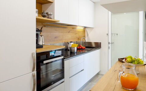 La Villa in Pineta 10: Countertop, Køkken, Køkken Apparat, Møbel, Indretning, Cabinetry, Gulvbelægning, Større Bandage, Træ, Husholdningsapparat