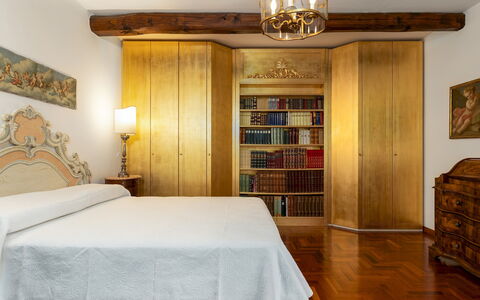 Villa Binetti 7: Møbel, Væg, Soveværelse, Indretning, Seng, Træ, Gulvbelægning, Etage, Gul, Sengetøj