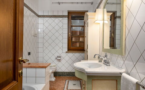 Villa Binetti 7: Indretning, Gulvbelægning, Sanitærarmatur, Badeværelsesvask, Badeværelse, Etage, Loft, Håndvask, Tap, Vvs