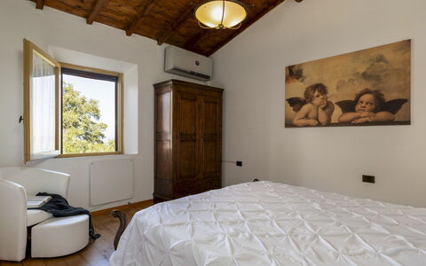 Villa Bel Panorama 8: Seng, Soveværelse, Sengetøj, Indretning, Sengetøj, Væg, Møbel, Træ, Sengetøj, Loft
