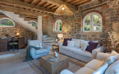 Villa Carlotta 8: Møbel, Indretning, Gulvbelægning, Couch, Bord, Stol, Loft, Etage, Hjem, Stue