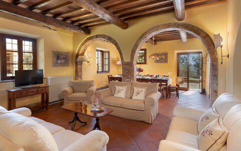 Villa Montefalconi 11: Møbel, Indretning, Gulvbelægning, Væg, Couch, Etage, Loft, Stue, Træ, Bord