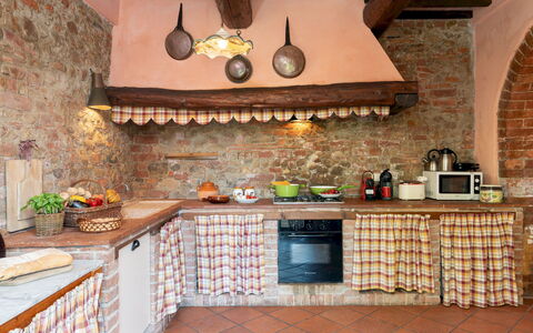 Villa Montefalconi 11: Køkken, Indretning, Møbel, Countertop, Gulvbelægning, Værelse, Køkken Apparat, Cabinetry, Mursten, Mad