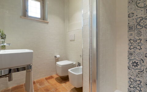 Casale Grottini 8: Gulvbelægning, Badeværelse, Etage, Sanitærarmatur, Toiletbræt, Toilet, Indretning, Flise, Håndvask, Vvs