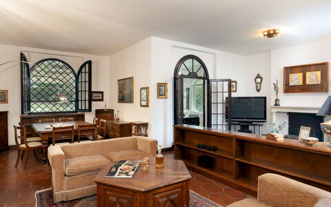 Villa Manganelli 12: Møbel, Indretning, Gulvbelægning, Værelse, Loft, Etage, Bord, Hjem, Belysning, Couch