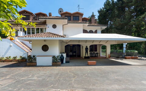 Villa Manganelli 12: Tag, Hjem, Boligområde, Estate, Skygge, Udendørs Struktur, Hacienda, Villa, Altan, Mansion