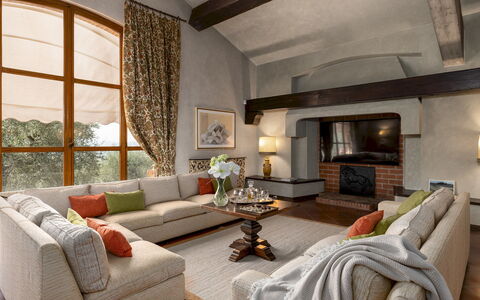 Villa Adisa 8: Møbel, Indretning, Couch, Gulvbelægning, Stue, Træ, Hjem, Etage, Belysning, Loft